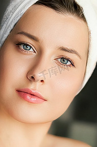 白眉毛摄影照片_皮肤护理和美容常规、头裹白毛巾的美女、护肤化妆品和面部美容
