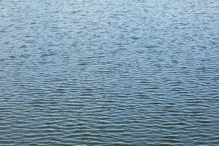 橘黄色波浪线摄影照片_湖面，水面几乎平静，只有细小的波浪。