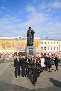 人民纪念碑摄影照片_俄罗斯雅罗斯拉夫尔 — 9 月 11 日：2010 年 9 月 11 日，俄罗斯雅罗斯拉夫尔千禧年庆典。客人代表团在雅罗斯拉夫·怀斯纪念碑附近