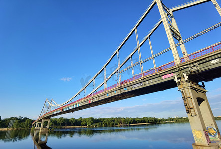乌克兰基辅 — 2022年5月24日：基辅步行桥景观。