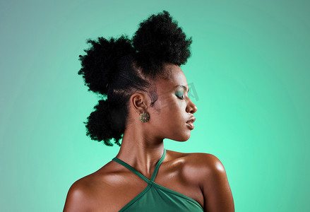 黑人女性、绿色化妆和皮肤上的面部美容、时尚和化妆品的背景。