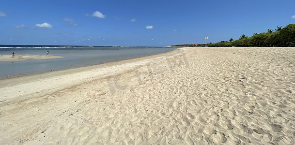 热带海滩在阳光明媚的天气与蓝天和白色的沙滩美丽的白色沙滩和绿松石水的全景