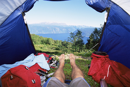 男人的腿在帐篷里俯瞰风景区