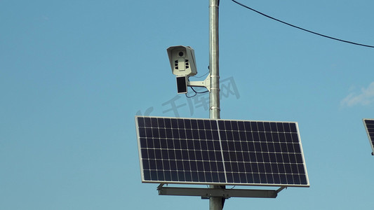 道路监控摄影照片_太阳能电池板杆上的道路违规监控摄像头