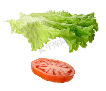 白色背景中突显的绿色生菜和成熟红番茄圆片，特写