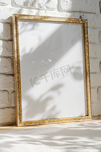 白背景图片摄影照片_白砖墙上地板上的相框