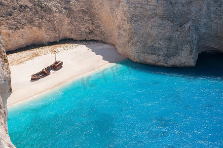 空荡荡的 Navagio 海滩的景色