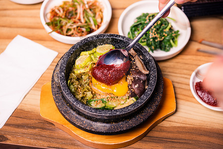 干拌摄影照片_韩国传统菜-拌饭蔬菜拌饭 包括牛肉和煎蛋