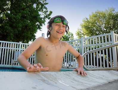 孩子游泳摄影照片_泳池乐趣