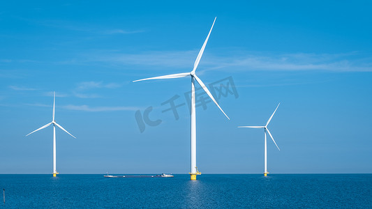 巨大的风车涡轮机、Westermeerwind 海洋公园的海上风车农场、荷兰弗莱福兰 Noordoostpolder 美丽明亮的日子里孤立在海上的风车