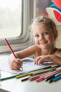 四岁女孩用铅笔画二等车厢的桌子
