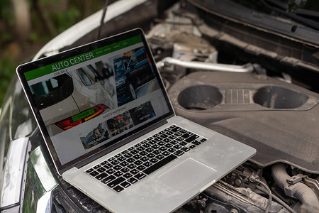 服务汽车发动机机器概念，汽车机械修理工在修理、汽车服务和维护时使用计算机诊断检查汽车发动机。