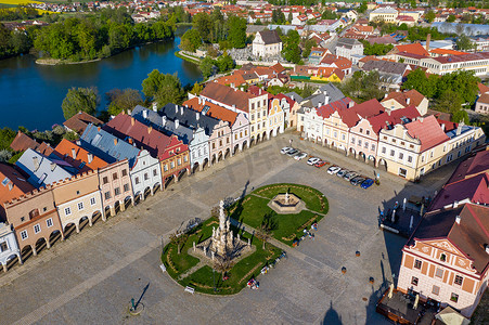 捷克小镇泰尔奇的空中景观与著名的主广场（联合国教科文组织世界遗产）。