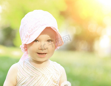 疯狂的蒲公英摄影照片_阳光明媚的日子，巴拿马公园里一个小女孩的肖像