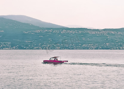 漂浮紫色摄影照片_漂浮的红色水陆两用车