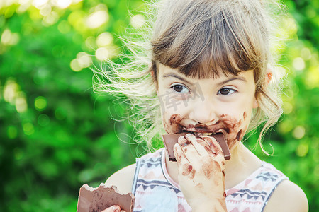 爱吃甜食的孩子吃巧克力。