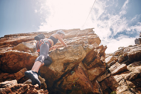极限攀岩摄影照片_健身、极限运动和攀岩的女人在山上，享受自然和自由的攀登。