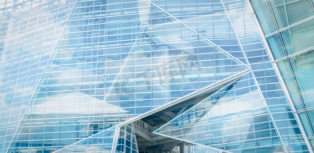 可持续玻璃建筑和风力发电概念。
