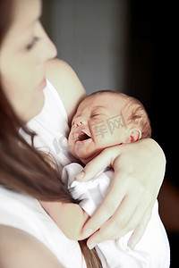 睡觉婴儿摄影照片_母亲-新生儿的概念在妈妈手上