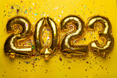金箔气球和五彩纸屑的 2023 年新年快乐概念