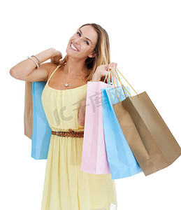 购物与其说是爱好，不如说是一种热情……画室肖像中，一位微笑的年轻女子肩上扛着购物袋。