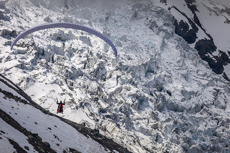 在法国阿尔卑斯山霞慕尼上萨瓦省的冰川 Bossons 上滑翔伞