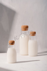 牛奶或鸡尾酒创意概念，简约风格，角度视图，文本空间。