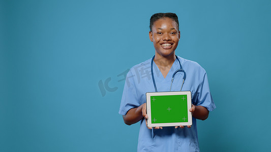 显示具有水平绿屏的平板电脑的医疗助理