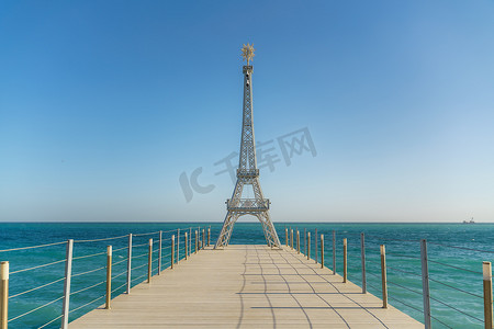 海滩上的埃菲尔铁塔大型模型。