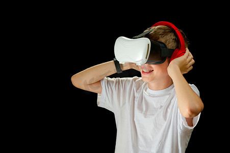 青少年使用现代技术进行娱乐或教育。 