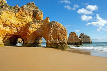 葡萄牙阿尔加维阿尔沃尔 Praia Tres Irmaos 的天然岩石