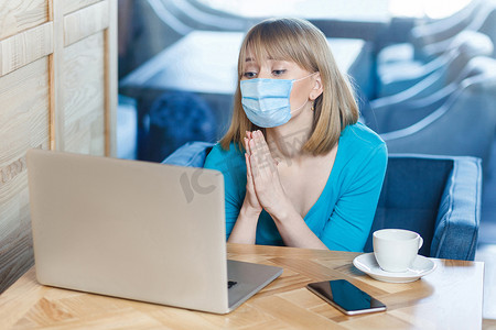 穿着蓝色衬衫的情绪化女工坐在电脑上工作