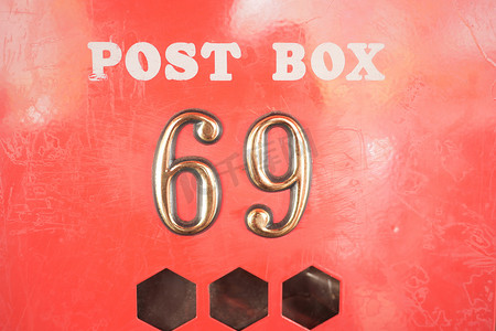 红色的信箱摄影照片_墙上有 69 号码的红色邮箱