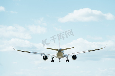 免费物流公司摄影照片_一架商用飞机飞行的后视图