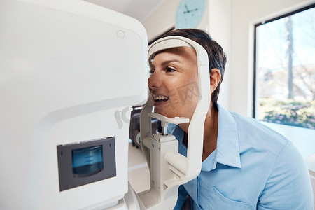 与年轻女性一起在验光师或配镜师处进行视力和视力测试、检查或筛查。