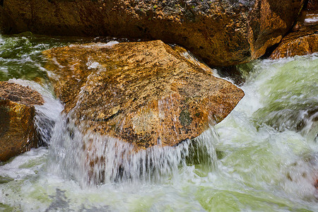 水倾注在河流中的岩石上