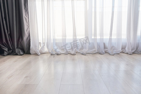 白色地板背景摄影照片_窗帘，木地板，室内，背景。