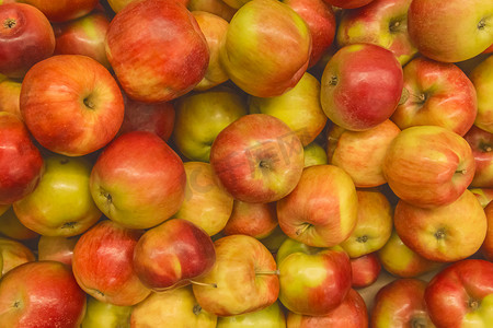 超市柜台背景中的红熟苹果新鲜水果健康食品