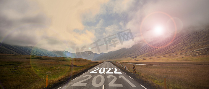 空柏油路中间的高速公路上写着2022年这个词