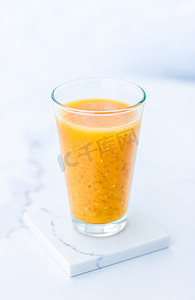 一杯带有奇亚籽的橙子果汁，用于饮食排毒，完美的早餐食谱