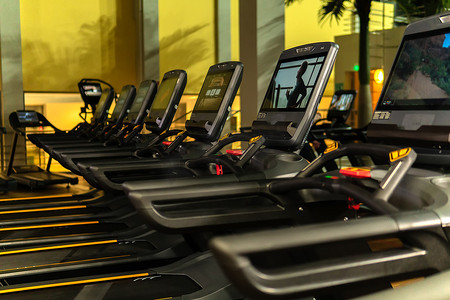 模拟器跟踪锻炼主动活动，从运动员跑步设备中的健康锻炼、足部跑步。