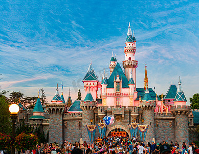粉色传奇摄影照片_迪士尼乐园里的传奇迪士尼城堡