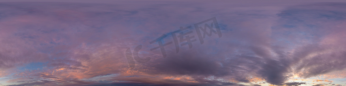 球形脉络摄影照片_深蓝色日落天空全景与粉红色积云。