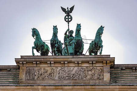 战事摄影照片_勃兰登堡门上的四马车纪念碑提醒人们德国首都柏林的边界