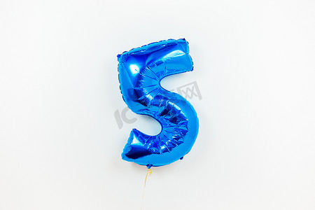 五号 5 蓝色气球，隔离在白色