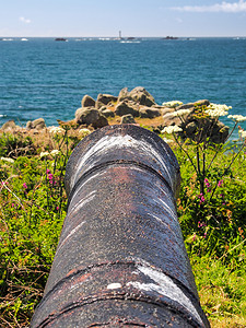 炮摄影照片_俯瞰海峡群岛根西岛 LEree 炮台的炮管