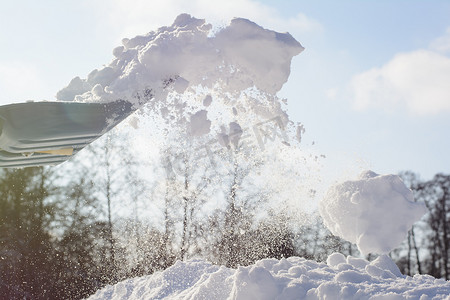 用铲雪机扔雪