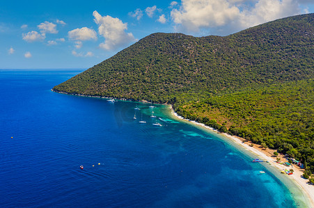 希腊凯法利尼亚岛 Antisamos 海滩美丽清澈的蔚蓝海水。