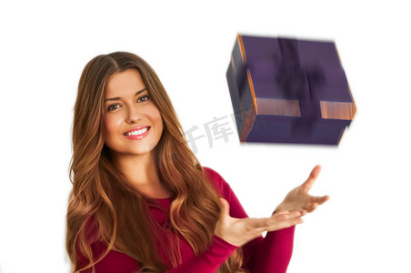 生日生日会摄影照片_生日、圣诞节或节日礼物，快乐的女人拿着紫色礼物或豪华美容盒订阅交付，隔离在白色背景中