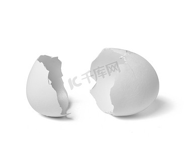 破裂的鸡蛋壳摄影照片_蛋壳食品白色早餐成分脆弱蛋白质半鸡部分复活节破碎的蛋壳破裂